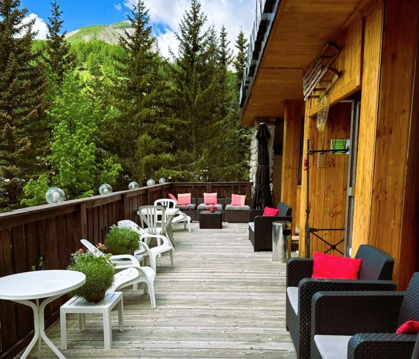 Piscine de l'ôtel du hameau lieu des stages de tennis pour adultes privilège dans le Val d'allos 