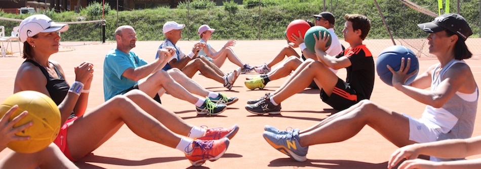 stagiaires de tennis adultes en echauffement physique lors des stages de tennis pour adultes dans le Val d'allos