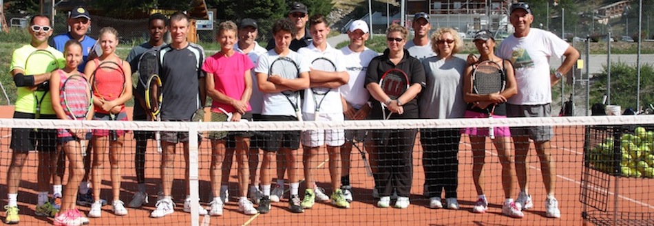 stagiaires de tennis des stages de tennis dans le Val d'allos qui pose après le stage de tennis
