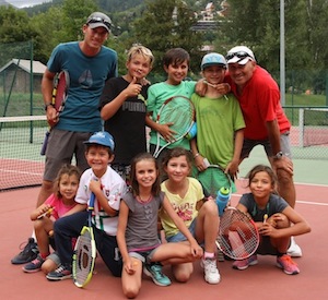 Groupe de stage de tennis pour enfants dans le Val d'Allos