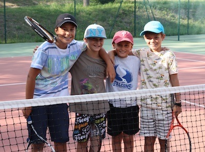 Pose des enfants des stages de tennis pour jeunes dans le Val d'Allos